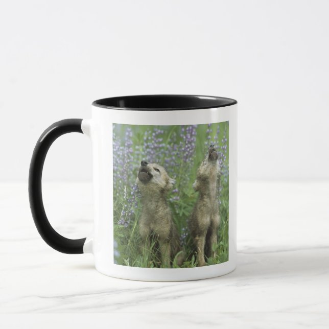 Mug Chiots de loup hurlant dans le pré (Gauche)