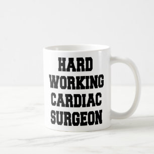 Mug Chirurgien cardiaque qui travaille dur