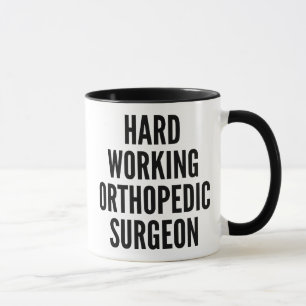Mug Chirurgien orthopédique travaillant dur