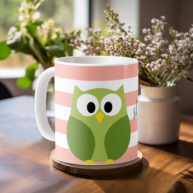 Mug Chouette Cartoon - Corail & Green Nom Calligraphie (Cute owl cartoon mug template with preppy stripes and whimsical text for name)