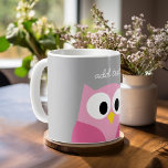 Mug Chouette de dessin mignonne - Nom personnalisé ros<br><div class="desc">Une chouette moderne et simple aux couleurs tendance. Vous pouvez ajouter un nom,  un monogramme ou un autre texte personnalisé. Si vous avez besoin de déplacer l'art autour,  cliquez sur le bouton personnaliser pour apporter des modifications.</div>