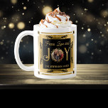 Mug Christmas Peace Love and Joy Photo de famille<br><div class="desc">Simple fausse feuille, élégante et sobre photo de famille "Paix, Amour et Joie" conception de la couronne avec photo circulaire centre design vacances de Noël. L'anneau extérieur, les lettres "J" et "Y" dans "Joy", et les feuilles qui entourent la photo sont des faux papiers. Le texte du haut et du...</div>