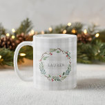 Mug Christmas Winter Berries Wreath Nom personnalisé<br><div class="desc">Tasse à café sur mesure pour les vacances avec aquarelle design de la couronne de Noël sur motif de buffle de ferme moderne rustique.</div>