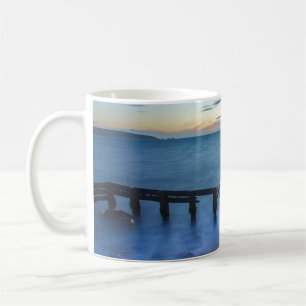 Mug Ciel crépusculaire au-dessus de la rive et des bri