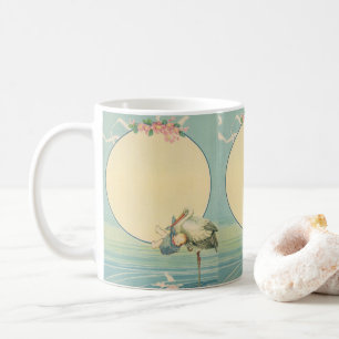 Mug Cigogne vintage portant un bébé garçon dans une co