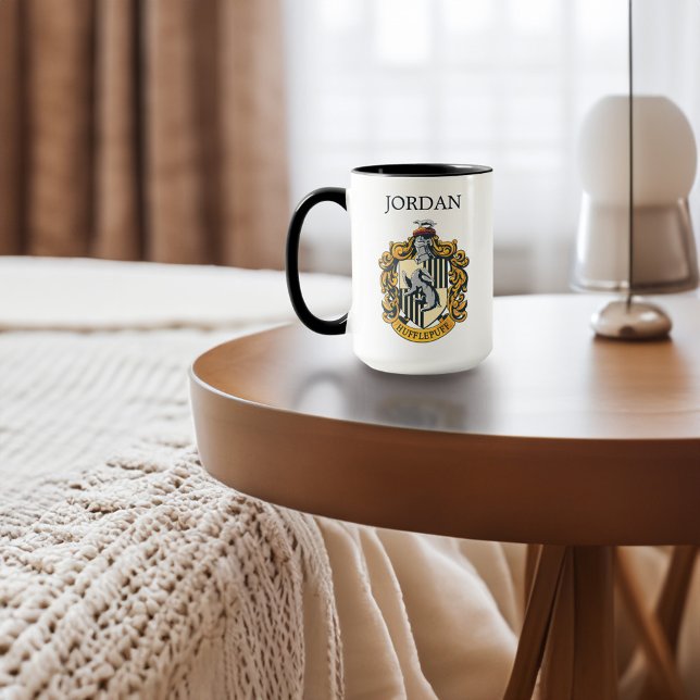 Mug Cimier de Hufflepuff | Ajouter Votre Nom (Mug on table)