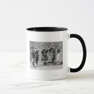 Mug Cinq enfants asiatiques tenant des Barbells