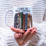 Mug Citation Amusante de livre mignonne chats Nom du v<br><div class="desc">Conception amusante pour les amateurs de livres avec des piles de livres aquarellés et des chatons mignons avec une citation personnalisable "Je n'ai pas de contrôle d'étagère" et un nom pour un cadeau personnalisé pour vos amis amateurs de livres et les membres de la famille ou du club de lecture....</div>