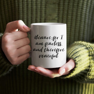 Mug Citation de femme sans peur dans la typographie de