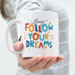 Mug Citation De Motivation Colorée Blanche Suivez Vos<br><div class="desc">Citation De Motivation Quotidienne Colorée Blanche Toujours Suivez Votre Conception De Tasse De Rêves.</div>