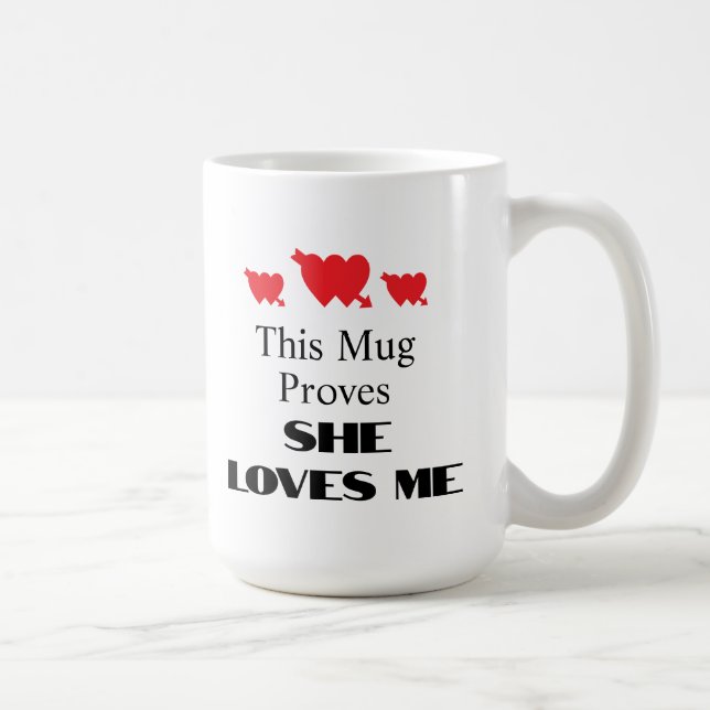 Mug Citation drôle de la Saint-Valentin Elle m'aime (Droite)