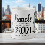 Mug Citation Funny moderne 'Funcle' 2 x Photo | Oncle<br><div class="desc">Tout le monde a un "Funcle". Cette mignonne tasse à café moderne comporte le texte "Funcle,  comme un oncle normal mais plus amusant !",  deux photos encadrées carrés et leurs noms de nièces ou neveux. Fait un grand cadeau pour votre anniversaire d'oncles ou cadeau de noël.</div>