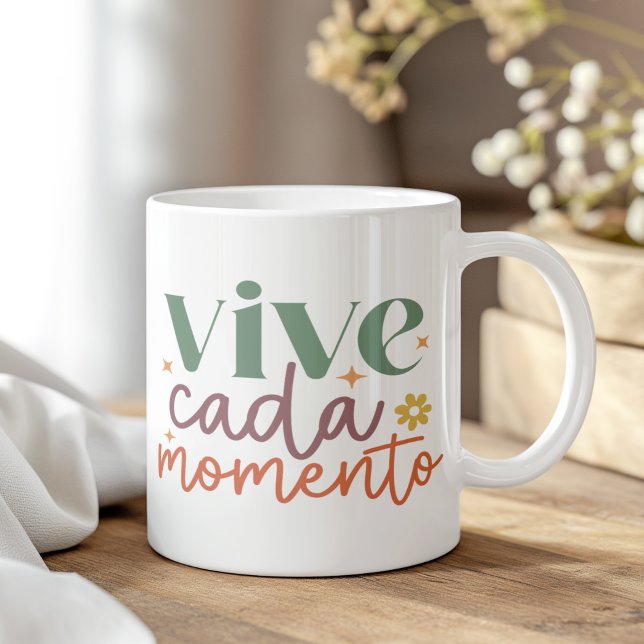 Mug Citation Inspirante "Vive Canada Momento" ("Vive Cada Momento" Inspirational Quote Coffee Mug on a boho wooden table.)