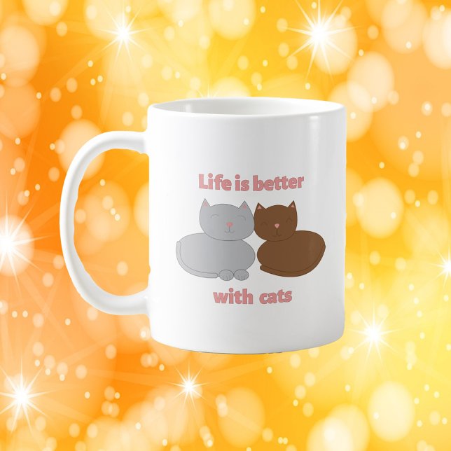 Mug Citation pour les amoureux de chats mignons La vie (A mug with a gray cat and a brown cat and the quote, "Life is better with cats".)