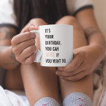 Mug Citations d'anniversaire amusantes | Joyeux annive<br><div class="desc">"Le vin s'améliore avec l'âge,  comme vous ! Joyeux anniversaire et acclamer une autre année de délicieuse !"</div>