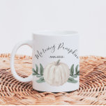 Mug Citrouille d'aquarelle du Citrouille du matin avec<br><div class="desc">Cute Morning Citrouille tasse d'automne avec nom,  présente typographie de script moderne et un citrouille d'aquarelle pastel chic avec des feuilles d'automne sur un arrière - plan blanc.</div>