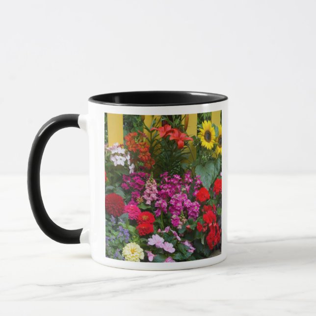 Mug Clôture à piquets jaune avec jardin de fleurs en (Gauche)