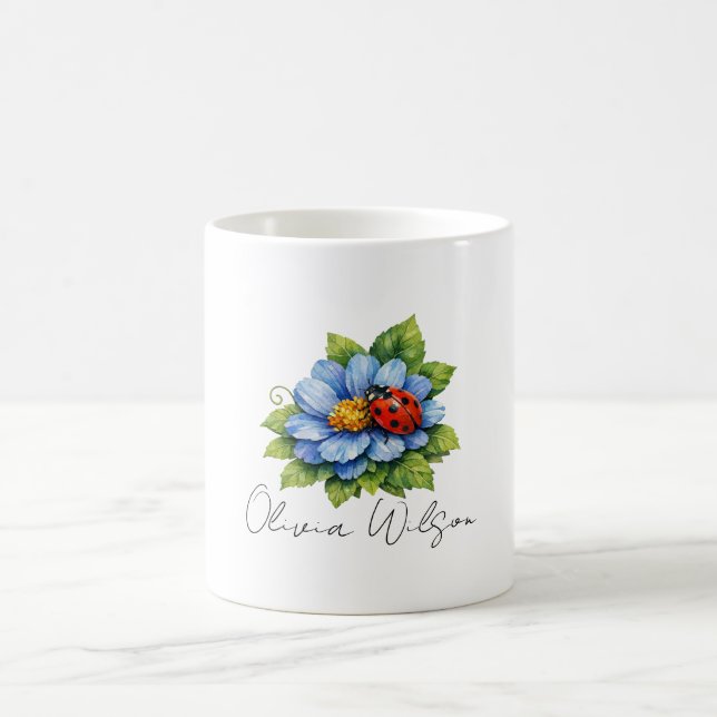 Mug Coccinelle Bliss sur une fleur bleue en fleurs (Centre)