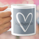 Mug Coeur blanc sur le Monogramme bleu Dusty<br><div class="desc">Cette tasse à café élégante porte un prénom sur un coeur blanc mignon sur un arrière - plan bleu poussiéreux. PLUS de couleurs et d'objets correspondants dans notre collection.</div>