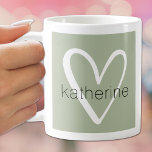 Mug Coeur blanc sur le Monogramme vert Sage<br><div class="desc">Cette tasse à café élégante porte un prénom sur un coeur blanc mignon sur un arrière - plan vert sage. PLUS de couleurs et d'objets correspondants dans notre collection.</div>
