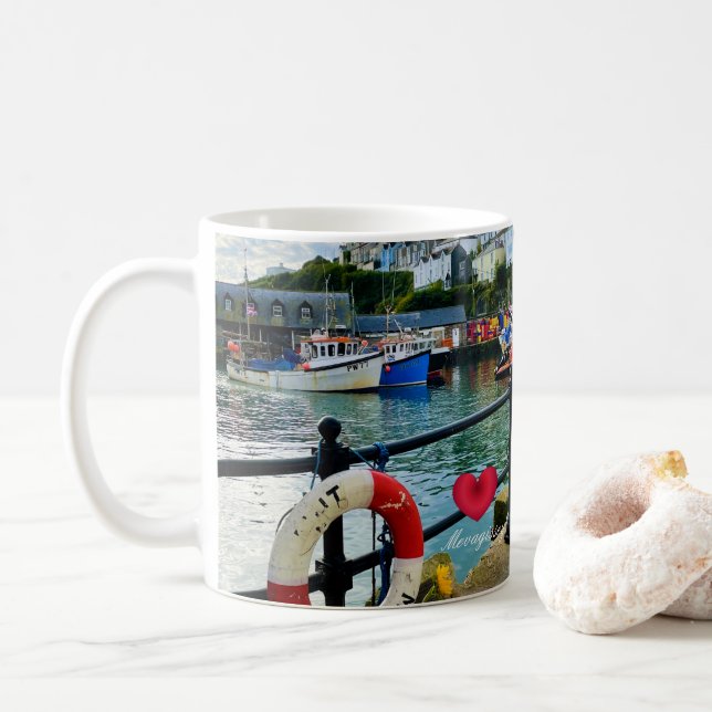 Mug Coeur personnalisé Mevagissey Harbour Lifebuoy Cor (Avec donut)
