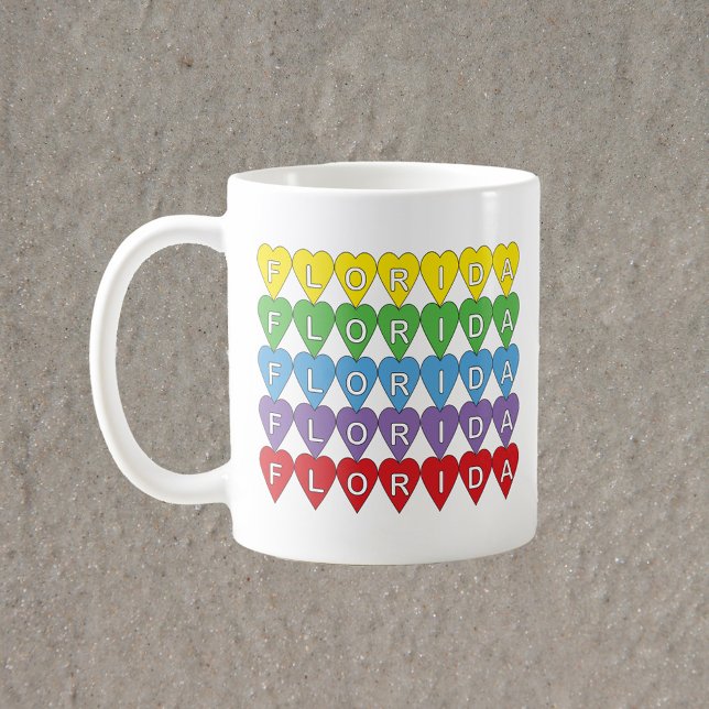 Mug Cœurs arc-en-ciel de Floride (A mug that says Florida in red, yellow, green, blue & purple hearts.)