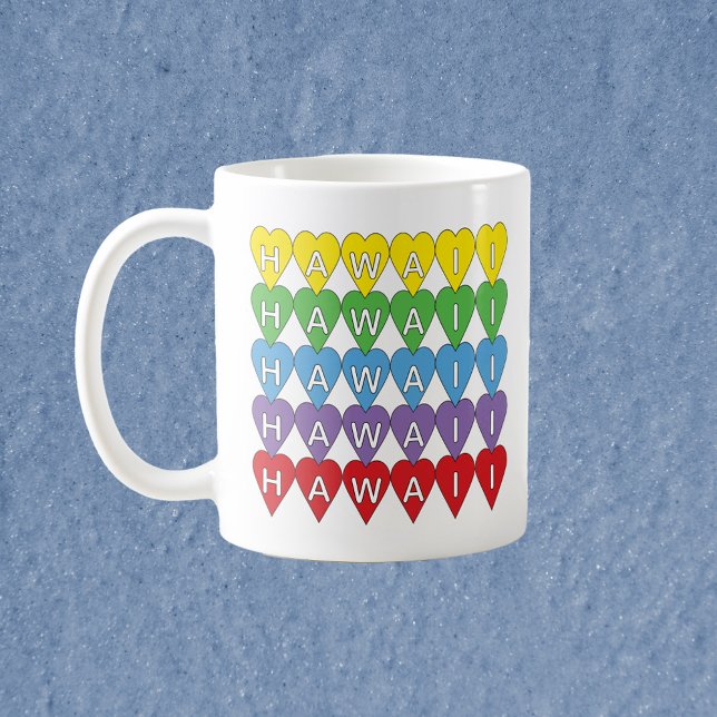 Mug Coeurs arc-en-ciel Hawaii (A mug with a rainbow heart pattern that spells Hawaii.)