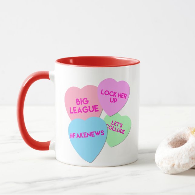 Mug Coeurs de sucrerie de Valentine Trumpism d'atout (Avec donut)