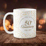 Mug Coeurs d'or du 50e anniversaire<br><div class="desc">Conçu pour coordonner avec notre collection de Coeurs d'Or du 50e anniversaire. Doté de délicats coeurs dorés. Personnalisez avec vos cinquante ans spéciaux d'information d'anniversaire d'or en lettres d'or chic. Conçu par Thisisnotme©</div>