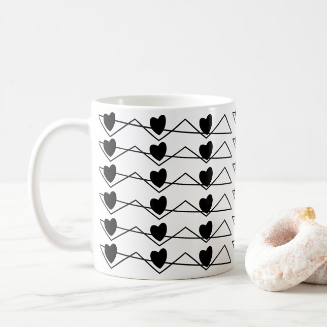 Mug Cœurs géométriques à rayures chevron noir et blanc (Avec donut)