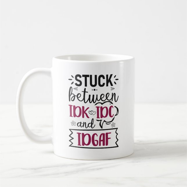 Mug Coincé Entre IDK, IDC Et IDGAF Drôle Citation (Gauche)