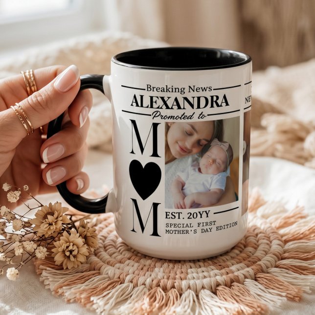 Mug Collage de photos de journal de maman pour la prem (Mom Newspaper Photo Collage First Mother's Day Mug)