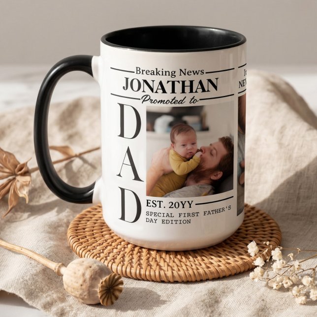 Mug Collage de photos de journal de papa pour la premi (Dad Newspaper Photo Collage First Father's Day Mug)