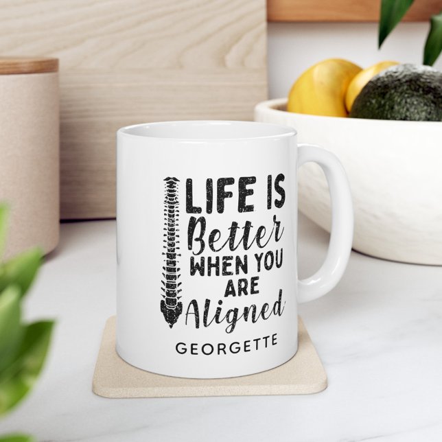 Mug Collègue chiropraticien La vie est meilleure quand (Life is Better Aligned Chiropractor 11oz White Coffee Mug)