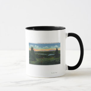 Mug Colline de manoir donnant sur la scène de village