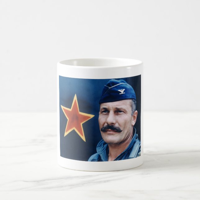 Mug Colonel Robin Olds (Centre)