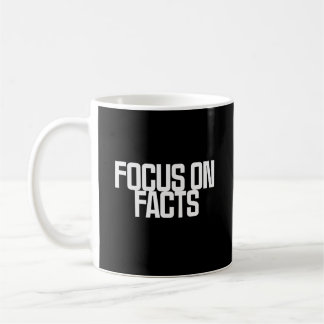 Mug Concentrez-vous sur les faits | Conception de cher