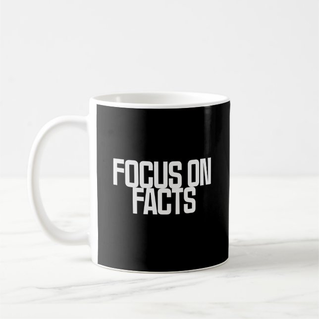 Mug Concentrez-vous sur les faits | Conception de cher (Gauche)