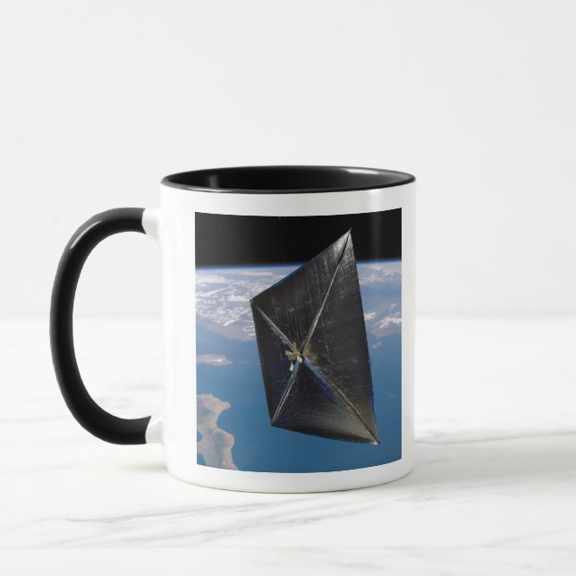 Mug Concept artistique de NanoSail-D dans l'espace (Gauche)