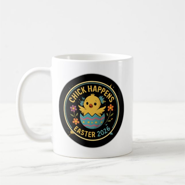 Mug Conception de badge Pâques 2026 – Chick Happens (Gauche)