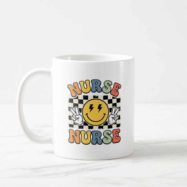 Mug Conception de chemise à carreaux smiley d'infirmiè (Gauche)