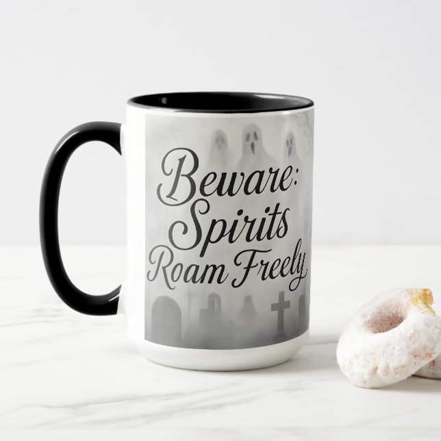Mug Conception de cimetière brumeux où les esprits err (Avec donut)