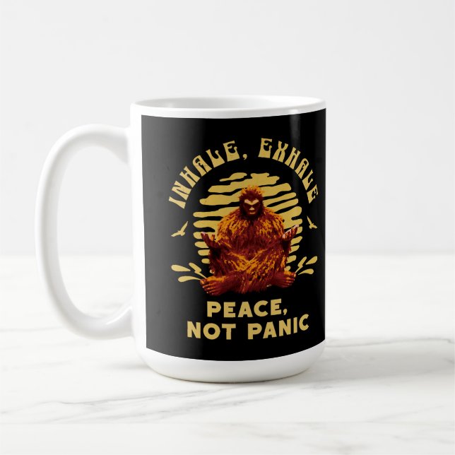 Mug Conception de méditation Bigfoot Paix et non paniq (Gauche)