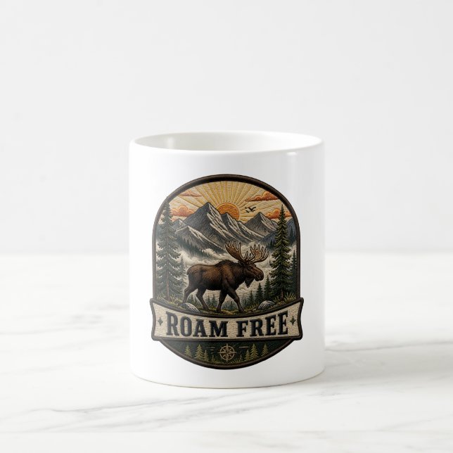 Mug Conception de patch brodé d'orignal 'Roam Free' (Centre)
