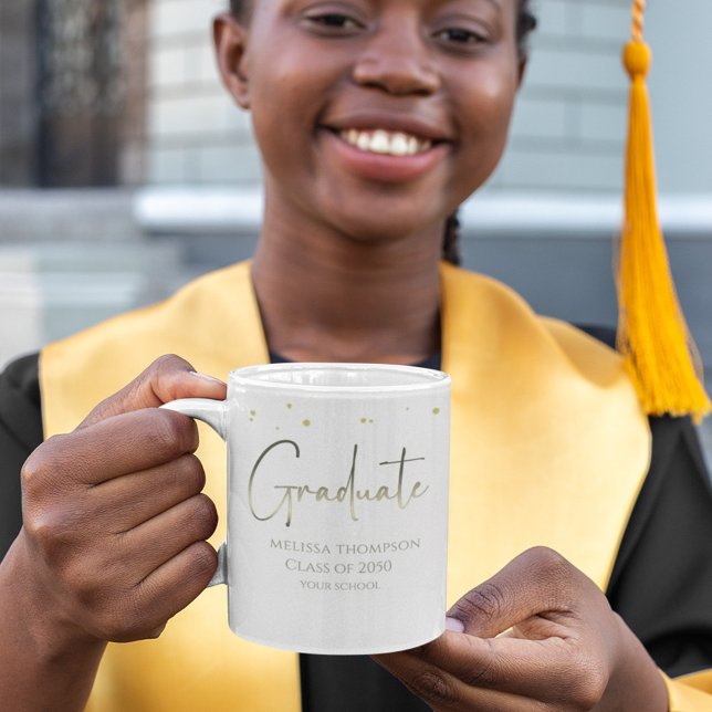 Mug Confettis dorés pour diplômés Écriture calligraphi (Elegant gold confetti graduate mug with modern script design for stylish celebration gift. 🎓✨)