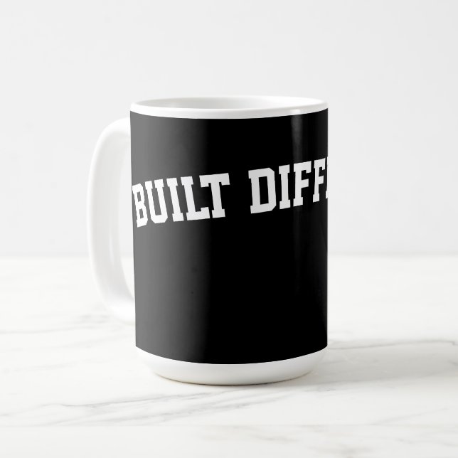 Mug Construit Différemment – Affirmation audacieuse de (Devant gauche)