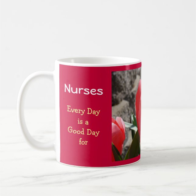 Mug Contrats de tulipes d'infirmières bons de mot (Gauche)
