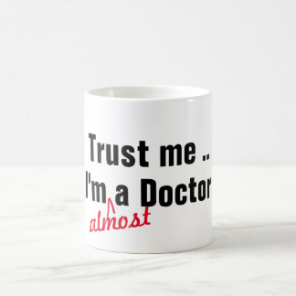 Mug cool croyez-moi je suis presque docteur pun médica
