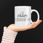 Mug Coordinateur du Chaos Texte typographique<br><div class="desc">Un design simple de "coordinateur du chaos" dans un amusant texte typographique noir. Parfait pour cette maman occupée,  enseignant,  chef d'équipe sportive ou patron de travail.</div>