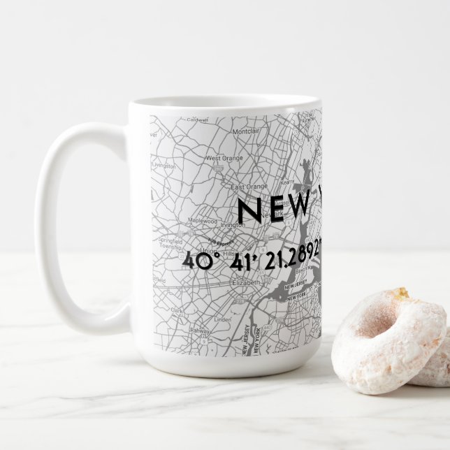 Mug Coordonnées personnalisées de la carte de New York (Avec donut)